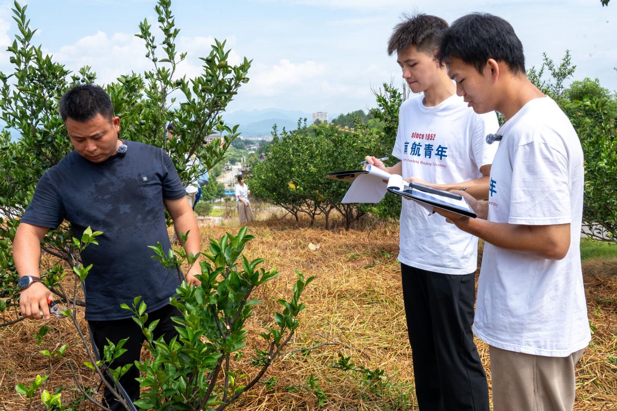 实践团成员在南丰现代柑橘产业园对园区负责人采访