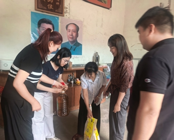 家访传温情 家校共育人——机电学院开展暑期家访慰问活动   