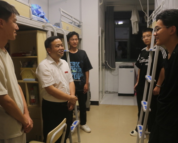 党委常委、副校长陈玉华深入机电学院新生宿舍走访慰问